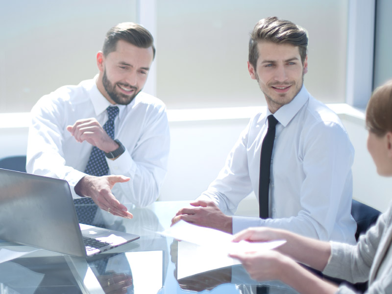 Team di business che lavora su innovative soluzioni da adottare