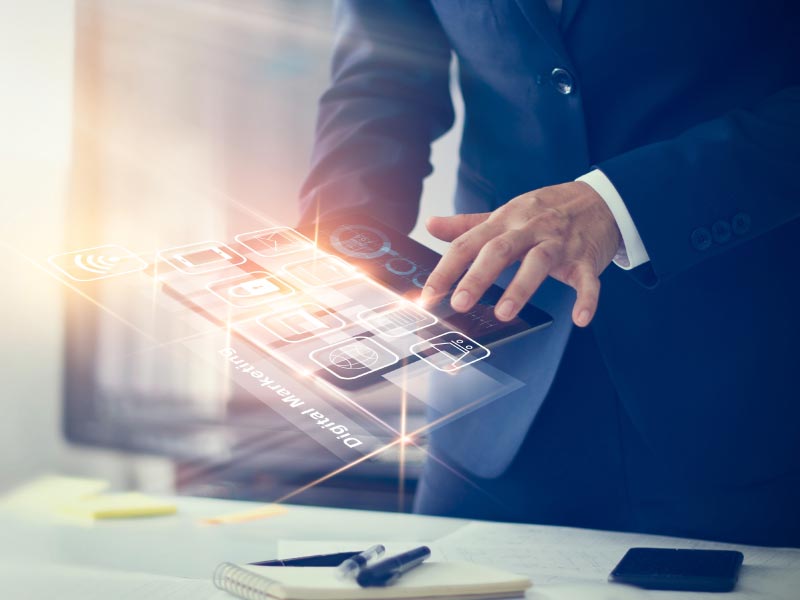 imprenditore innova la propria impresa grazie alla digital transformation