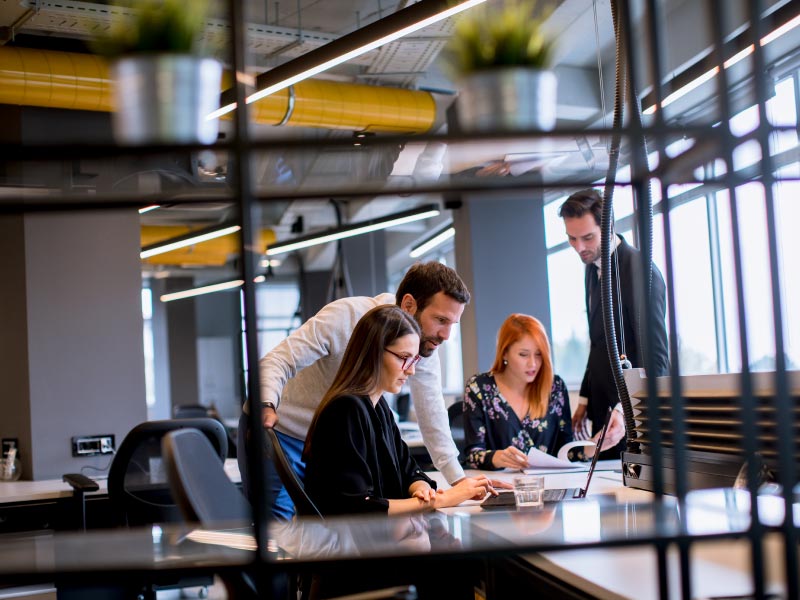 Ufficio con colleghi che lavorano al gestionale