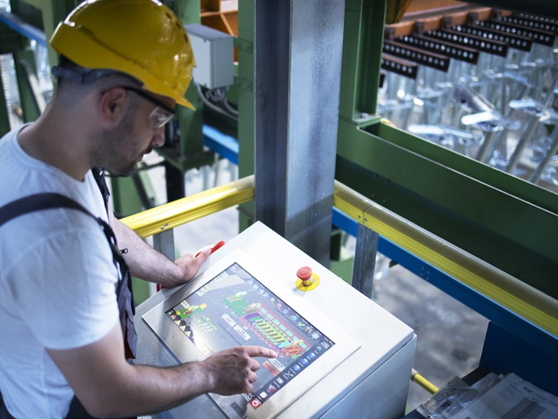 Pianifica il lavoro in officina meccanica
